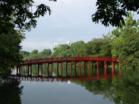 Dror Bar-Natan's Image Gallery: Places: Hanoi, August 2007: Den Ngoc Son