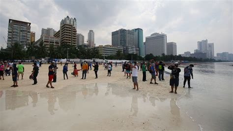 IN PHOTOS: Artificial white sand beach on Manila Bay opens