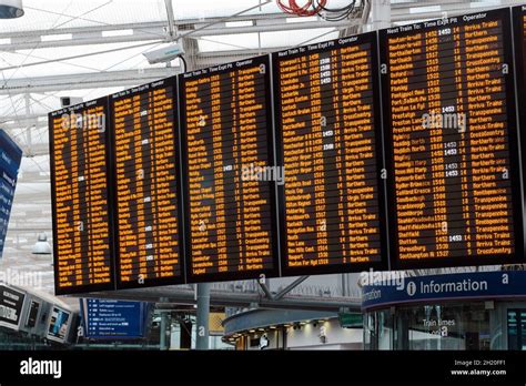 Manchester Piccadilly train station, live departures board timetable ...