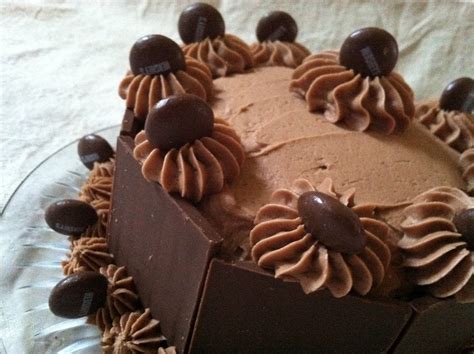 Julie Vision in the Kitchen: Ultimate Chocolate Cake + Decorating Tutorial