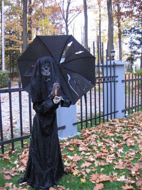 25 Freaky And Creepy Halloween Yard Decorations | House Design And Decor