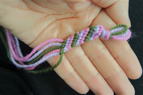 How to make a candy stripe friendship bracelet - MummyConstant