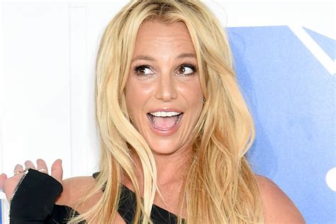 Britney Spears Debuts Short New Hair (PHOTO)