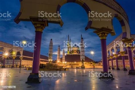 Masjid Agung Jawa Tengah Stock Photo - Download Image Now ...