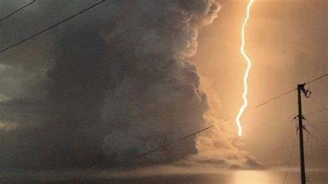 Philippines: Lightning strikes as ash spews from Taal volcano | World ...