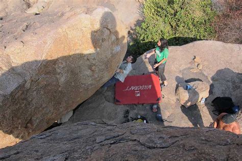 Bouldering vs Rock Climbing – Which is for you? - climbingfacts.com