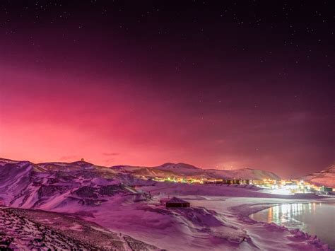 Amazing photo shows Antarctica bathed in pink light after a volcano ...