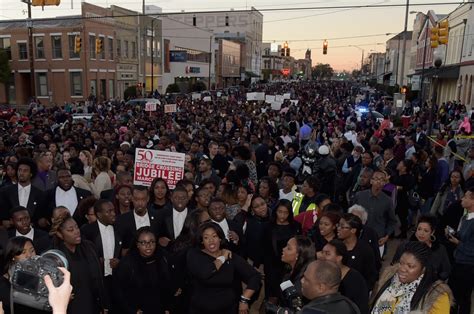 Oprah Winfrey, stars of Selma march in Alabama in honour of Martin ...