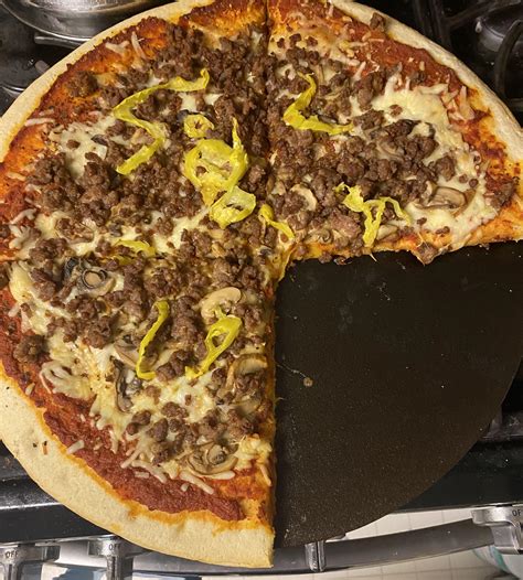 Tonight’s pizza on the lodge pizza pan : r/Pizza