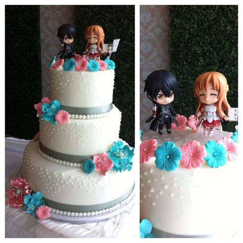 two different pictures of a wedding cake with figurines on the top and ...