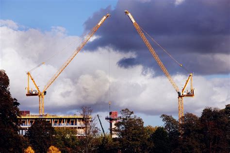 What are the Different Types of Construction Cranes?