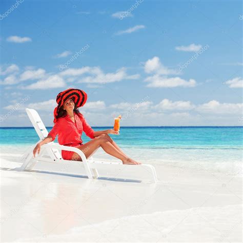 Fashion woman drinking cocktail on the beach — Stock Photo © suravid ...