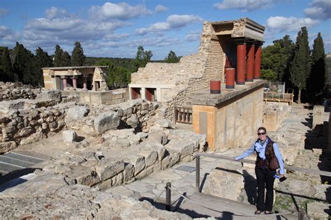 Minos Palace in Knossos - Travel Guide for Island Crete, Greece