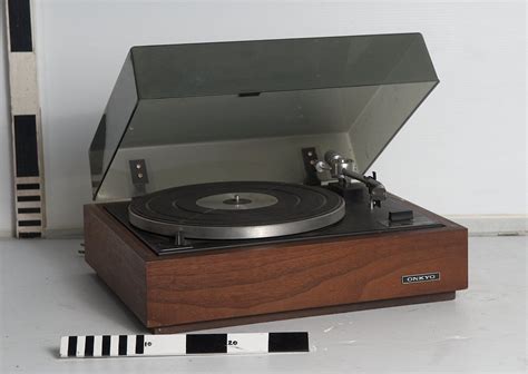 ONKYO turntable in wooden box – 70’s – PropCo