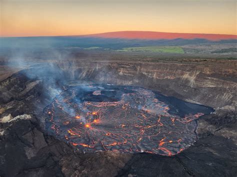 Hawaii volcano eruption isn’t dangerous but offers a spectacular sight ...