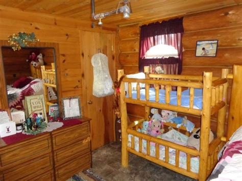 Look Inside An Amish Log Home (22 Photos)