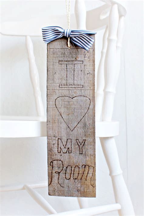 DIY | Wooden Door Hanger