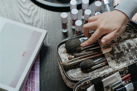 5 Must-Have Products for a Makeup Tool Kit in 2024