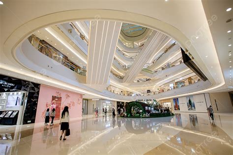 The Crowd Was In The Atrium Of The Shopping Mall Background, Crowd ...