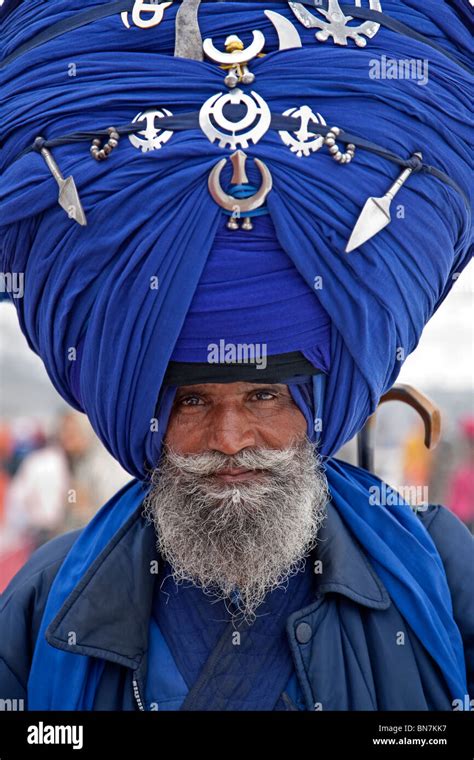 Sikh man wearing a giant turban. The Golden Temple. Amritsar. Punjab ...