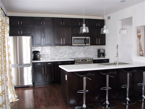 Black Kitchen Cabinets With White Quartz Countertops – Things In The ...