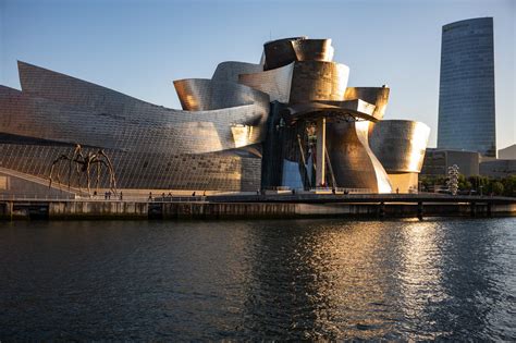 The Guggenheim Museum in Bilbao. [2000x1333][OC] : r/ArchitecturePorn