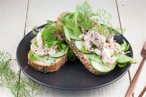 Smoked mackerel and dill sandwich - ohmydish.com