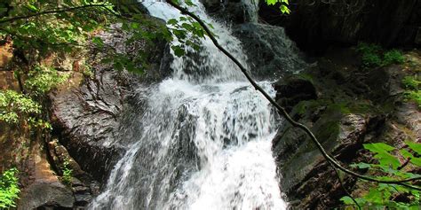 8 Spectacular Waterfalls in the North Georgia Mountains