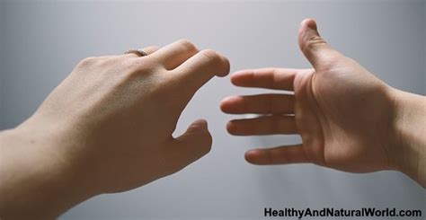 Hand Fungus (Tinea Manuum): Causes, Symptoms & Natural Treatments