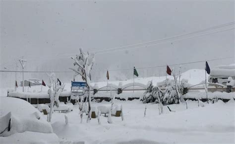 Srinagar receives season's first snowfall - Dynamite News