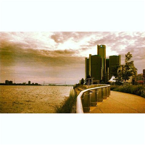 Detroit River at sunset : r/Detroit