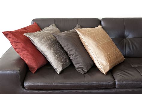 How to Choose Throw Pillows for Your Brown Couch - Homenish