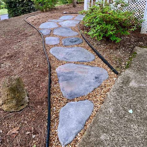 DIY Concrete Stepping Stones That Look Natural | Artsy Pretty Plants