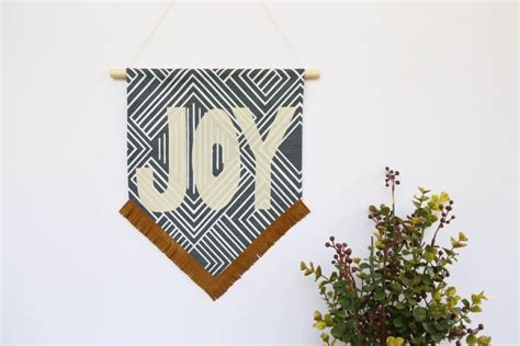 DIY No Sew Holiday Fabric Banner Tutorial