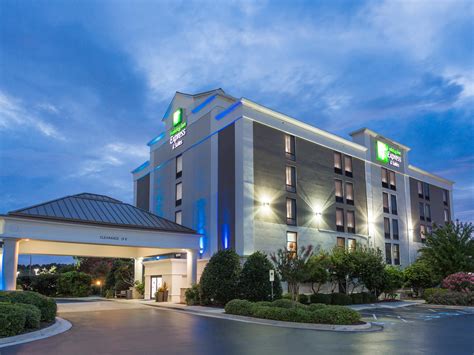 Wilmington Hotel | Holiday Inn Express & Suites Wilmington-University Ctr