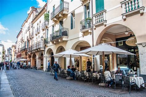 Traditional Italian cafe with an alfresco sitting area - Vicenza, Italy ...