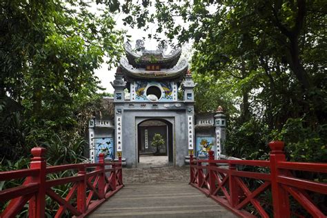 Ngoc Son Temple (Jade Mountain): Beauty in Bustling Center