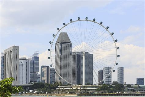 10 Must-Visit Attractions in Singapore