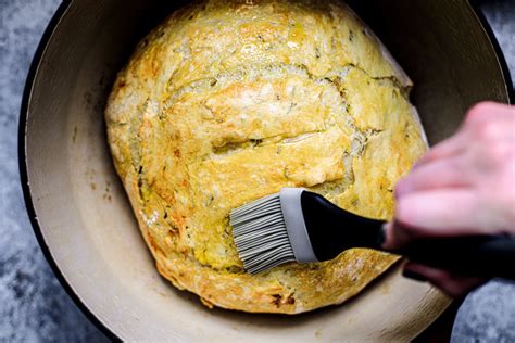 Easy Dutch Oven Bread with Roasted Garlic and Rosemary {No-Knead Bread ...