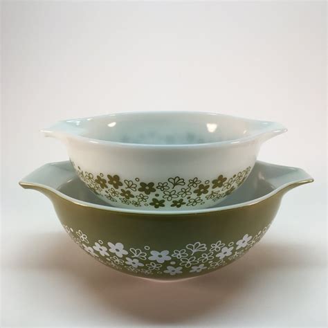 Vintage Pyrex mixing bowls