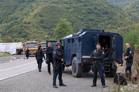 Protesters block Kosovo-Serbia border, tension still high