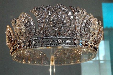 The 11 most glamorous royal tiaras in the world – Artofit