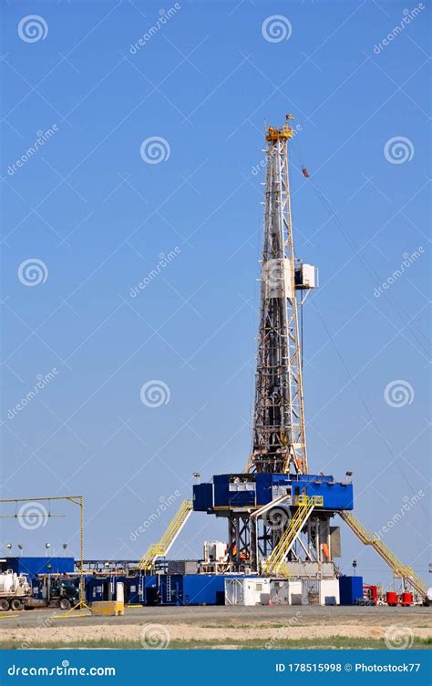 The onshore drilling rig stock photo. Image of drill - 178515998