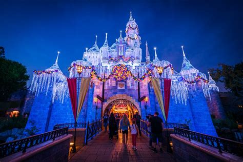 Disneyland California Christmas Dates 2024 - Roxi Wendie