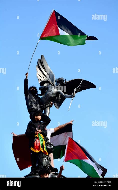 Thousands of pro-Palestinian protesters march through the streets of ...