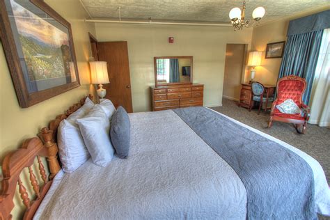 THE BLUE ROOM - The Historic Gatlinburg Inn