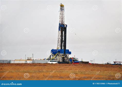 The onshore drilling rig stock photo. Image of industrial - 178515986