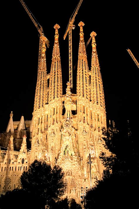 File:Sagrada familia by night 2006.jpg - Wikipedia