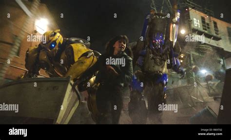 BUMBLEBEE, from left: Bumblebee (voice: Dylan O'Brien), Hailee ...