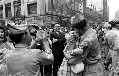 V-J Day Kiss in Times Square: Go Behind the Lens of That Famous Photo ...